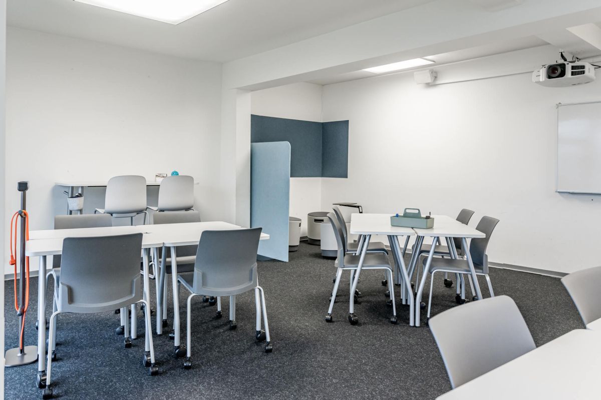 Moderne und flexible Seminarraumlösung mit mobilen Tischen und Stühlen