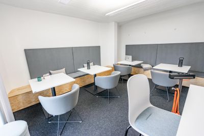 Ein vielseitiger Schulungsraum um sich zu unterhalten und alleine oder in Kleingruppen zu arbeiten