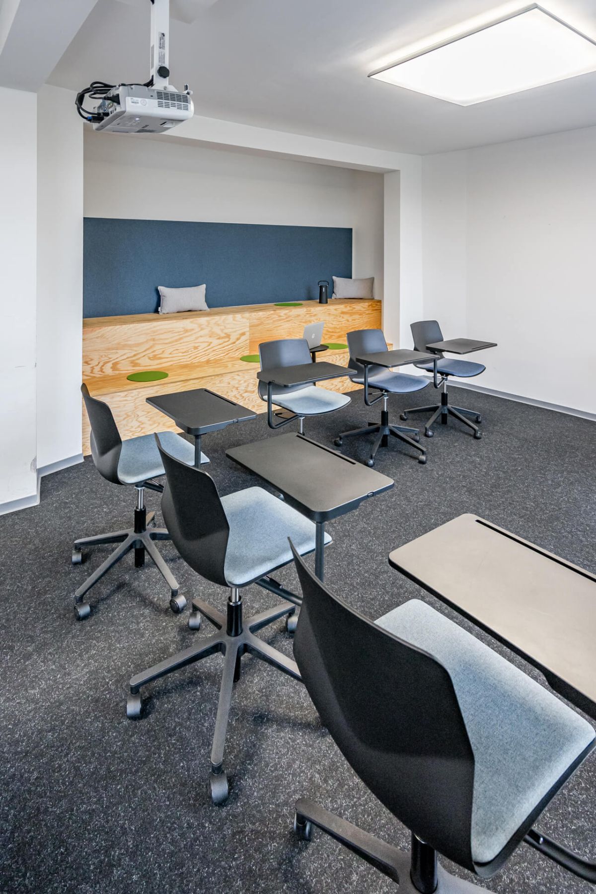 Seminarstühle mit Schreibtabler für hohe Flexibilität