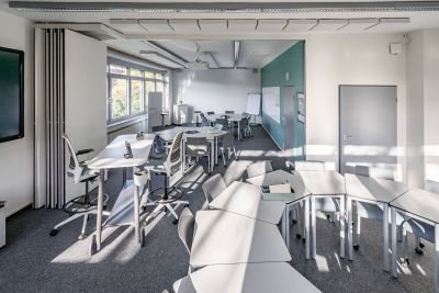 Schulungsraum mit mobilen Einzeltischen in Sitzhöhe und rollbaren Stühlen