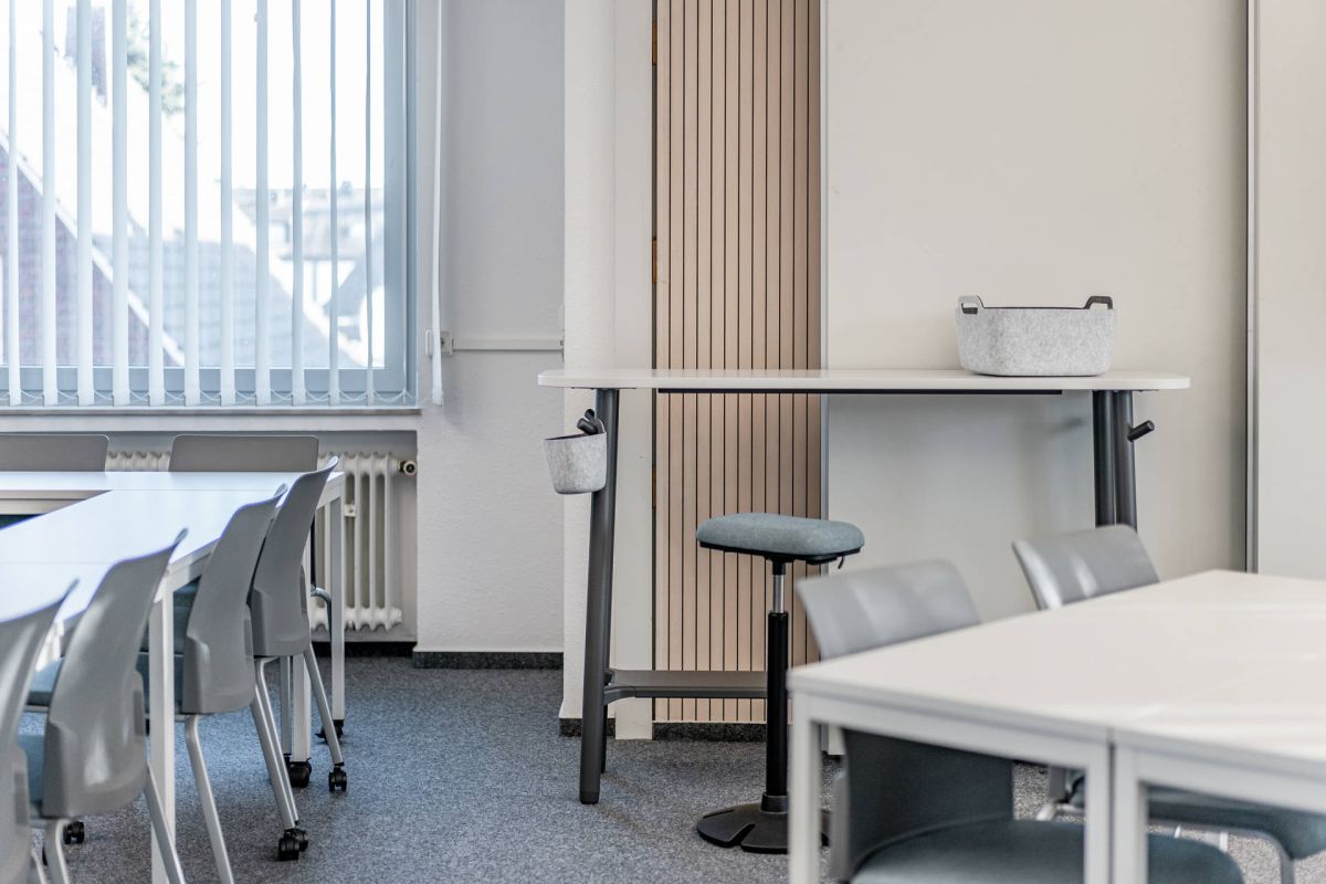 Rollbarer Stehtisch kombiniert mit einem Steh/- Sitzhocker